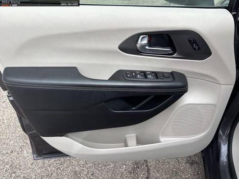 Used 2023 Chrysler Pacifica Touring-L image 17