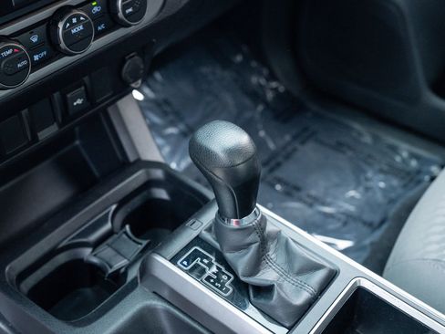 Used 2022 Toyota Tacoma SR5 AWD/4WD image 15