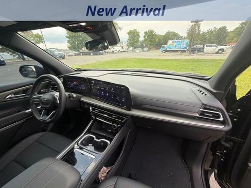 Used 2024 Chevrolet Traverse LT w/ Midnight/Sport Edition AWD/4WD image 4