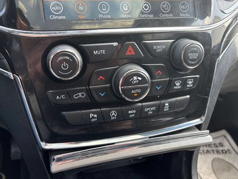 Used 2022 Jeep Grand Cherokee Limited AWD/4WD image 30