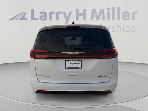 Used 2024 Chrysler Pacifica Limited FWD image 4