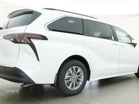New 2026 Toyota Sienna XLE FWD image 19