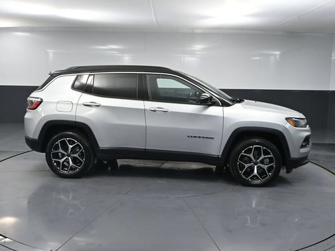 Used 2025 Jeep Compass Limited AWD/4WD image 3