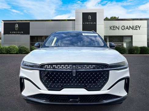 Used 2025 Lincoln Nautilus Reserve w/ Jet Appearance Package image 8