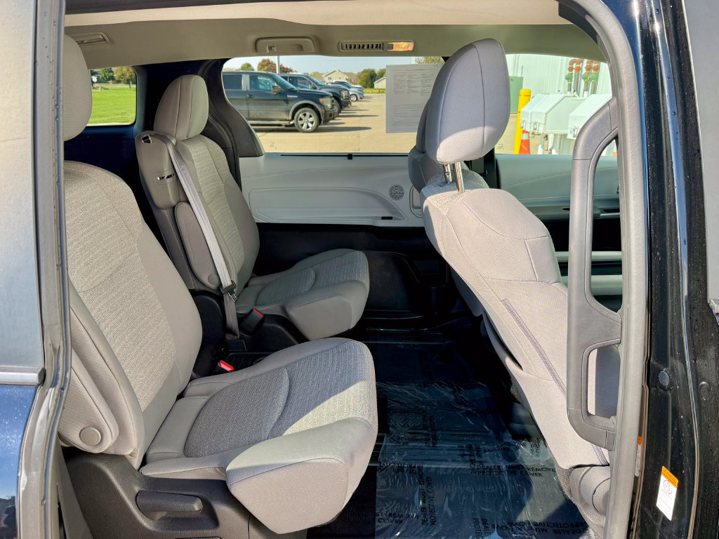 Used 2025 Toyota Sienna LE FWD image 19
