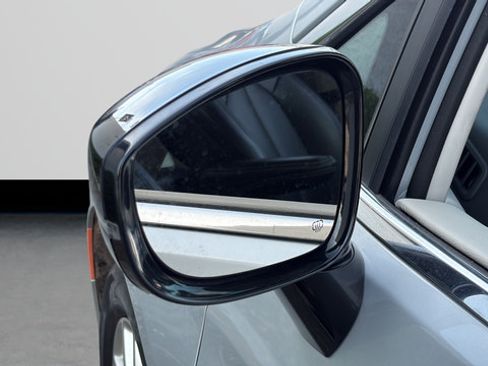 Used 2024 Chrysler Pacifica Touring-L FWD image 34