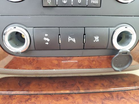 Used 2011 Chevrolet Suburban LTZ image 25