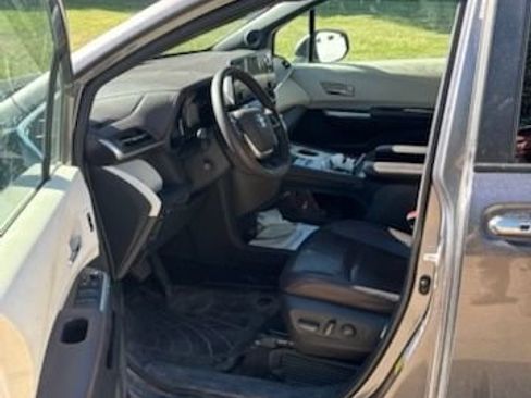 Used 2023 Toyota Sienna Platinum AWD/4WD image 4