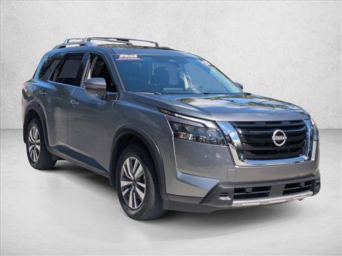 Used 2025 Nissan Pathfinder SL FWD image 3
