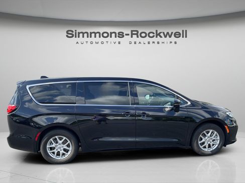 Used 2025 Chrysler Pacifica Select FWD image 6