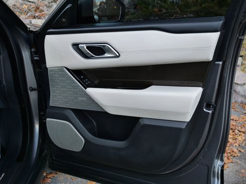 Used 2018 Land Rover Range Rover Velar R-Dynamic HSE image 17