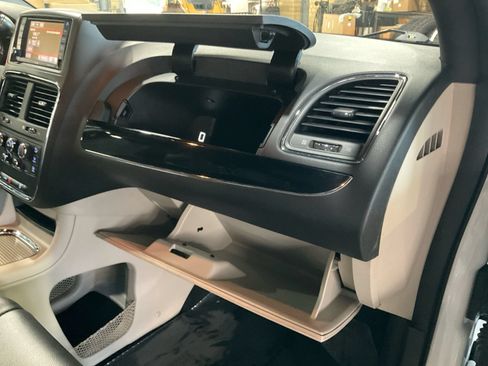 Used 2019 Dodge Grand Caravan SXT FWD image 31