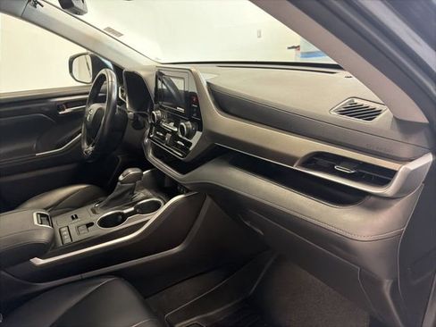 Used 2020 Toyota Highlander XLE image 36