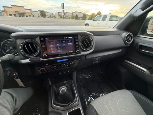 Used 2022 Toyota Tacoma TRD Off-Road AWD/4WD image 17