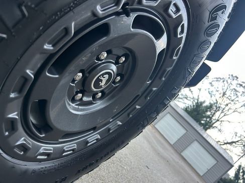 Used 2025 Ford Bronco Badlands image 35