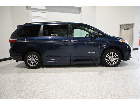Used 2018 Toyota Sienna XLE Premium FWD image 5