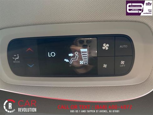 Used 2024 Chrysler Pacifica Limited FWD image 78