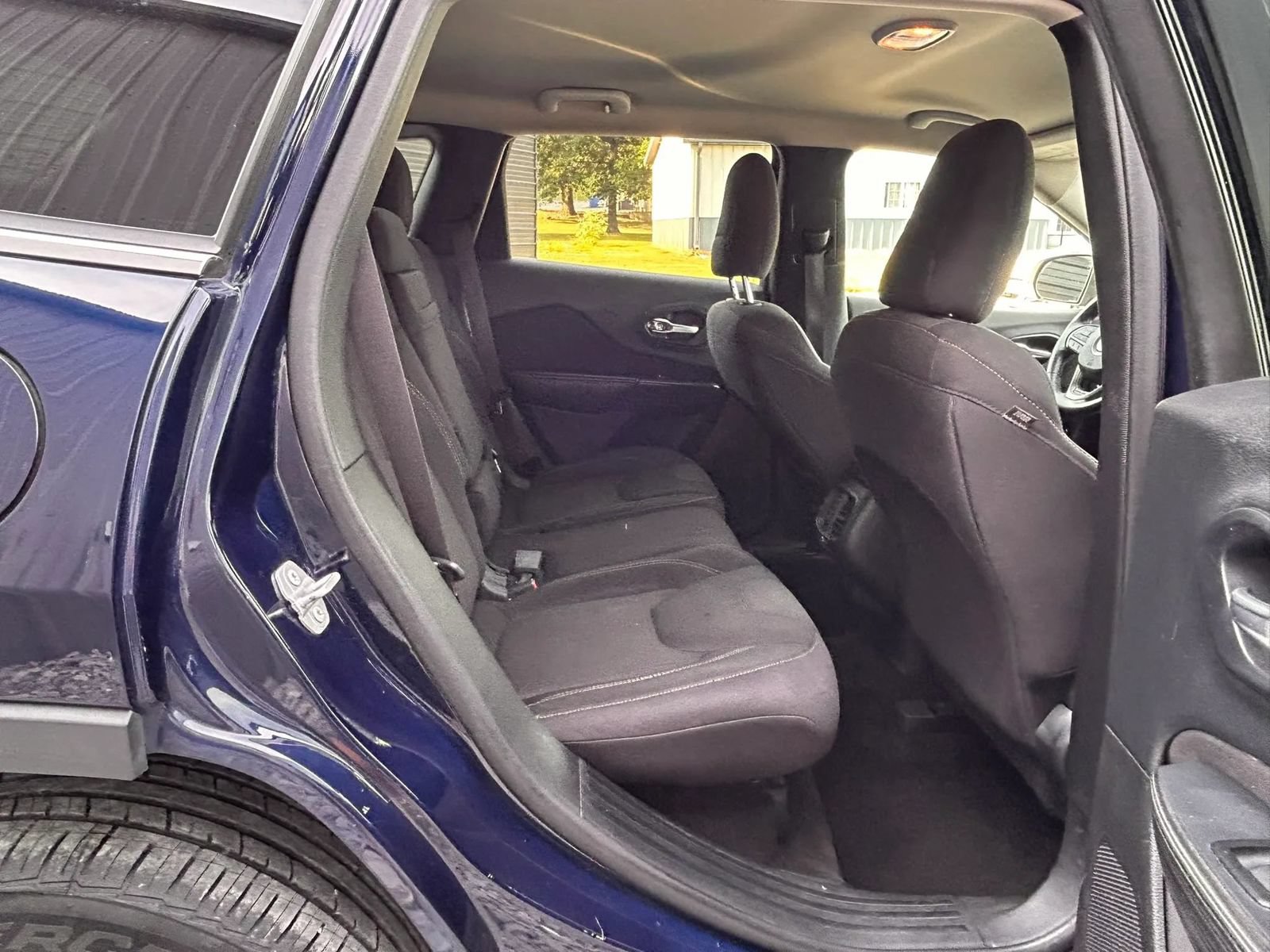 Used 2015 Jeep Cherokee Latitude w/ Comfort/Convenience Group AWD/4WD image 13