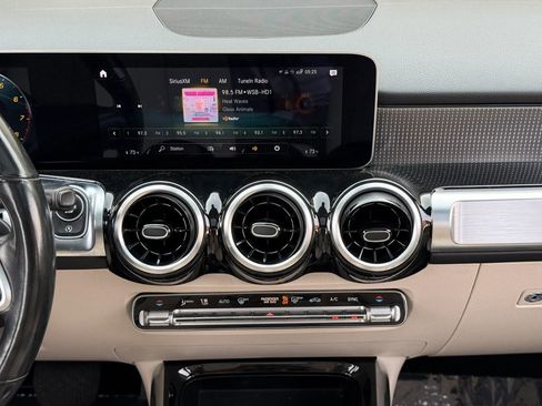 Used 2021 Mercedes-Benz GLB 250 4MATIC w/ Premium Package image 20