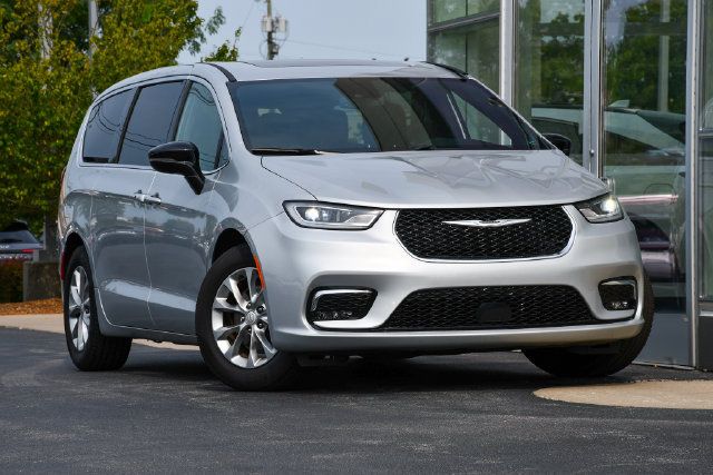 Used 2026 Chrysler Pacifica Limited FWD image 5