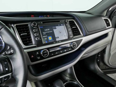Used 2019 Toyota Highlander XLE FWD image 12
