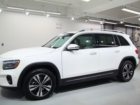 Certified 2025 Mercedes-Benz GLB 250 4MATIC image 4