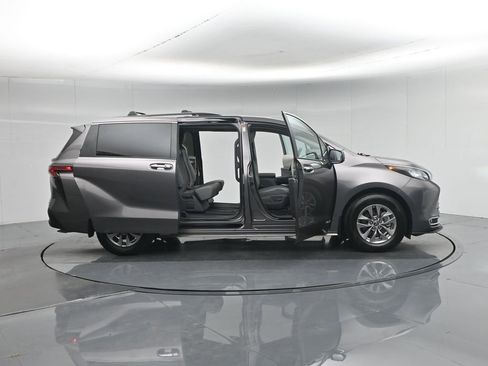 Used 2021 Toyota Sienna XLE FWD image 5