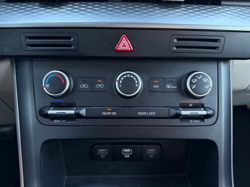 Certified 2024 Kia Carnival LX FWD image 20