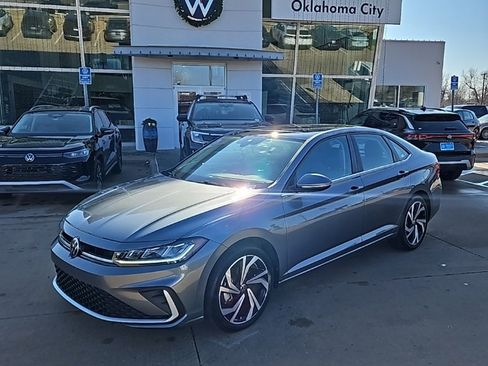 Used 2025 Volkswagen Jetta SEL image 1