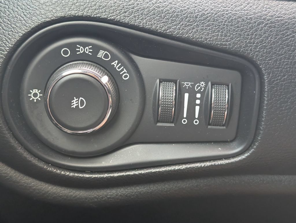 Used 2022 Jeep Renegade Altitude w/ Convenience Group AWD/4WD image 11
