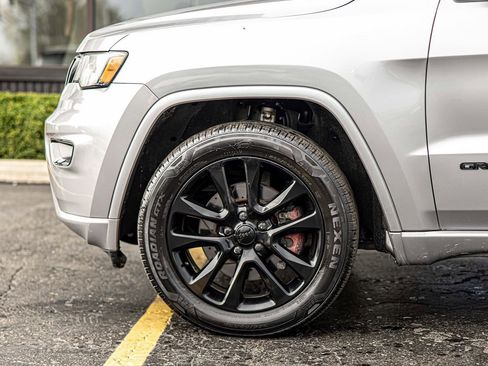 Used 2021 Jeep Grand Cherokee Laredo X AWD/4WD image 8