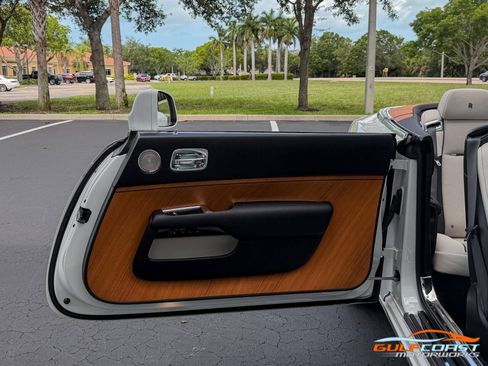 Used 2017 Rolls-Royce Dawn RWD image 42