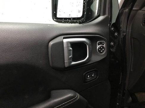 Used 2019 Jeep Wrangler Unlimited Sahara AWD/4WD image 9