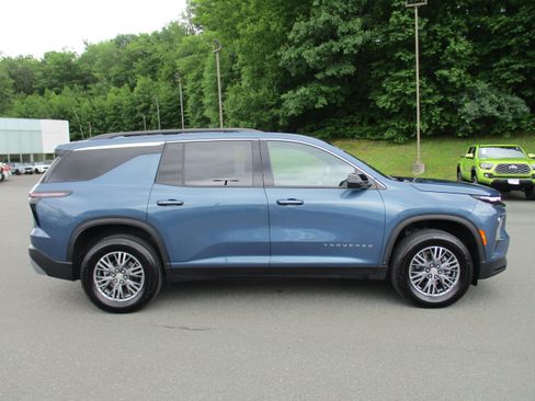 Used 2025 Chevrolet Traverse LT AWD/4WD image 4
