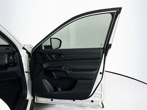 Used 2025 Nissan Pathfinder SV image 33