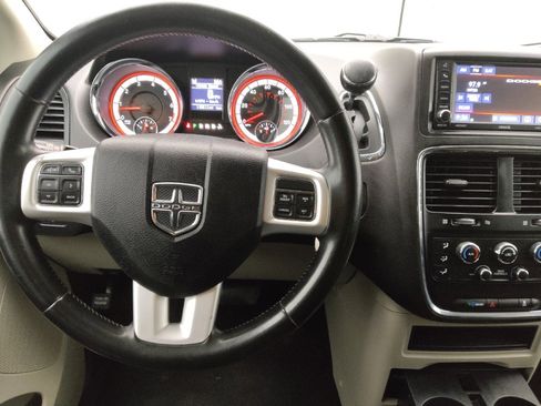 Used 2018 Dodge Grand Caravan SE w/ UConnect Hands-Free Group image 22