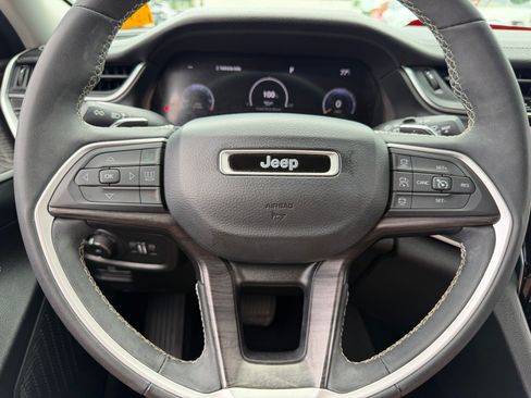 Used 2023 Jeep Grand Cherokee Limited w/ Black Appearance Package RWD image 11
