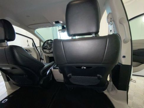 Used 2023 Chrysler Pacifica Touring-L AWD/4WD image 37
