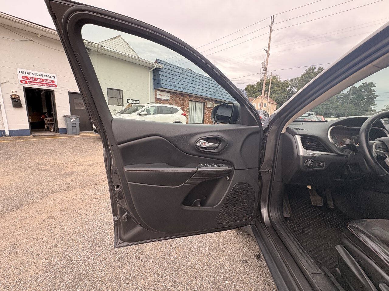 Used 2014 Jeep Cherokee Trailhawk w/ Cold Weather Group AWD/4WD image 13