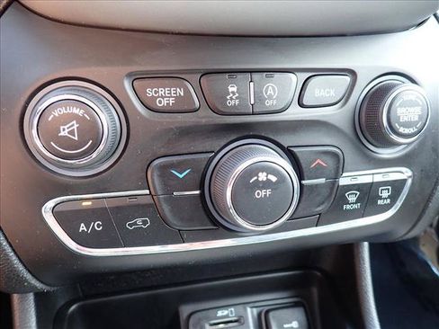 Used 2018 Jeep Cherokee Latitude Plus w/ Cold Weather Group AWD/4WD image 19