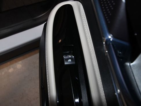 Used 2025 Lincoln Corsair AWD image 27