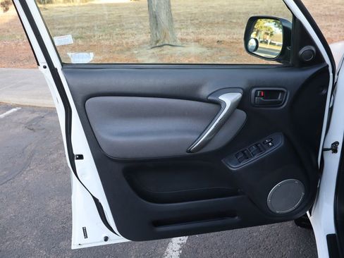 Used 2005 Toyota RAV4 4WD image 23