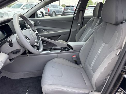 Certified 2025 Hyundai Elantra SE FWD image 11