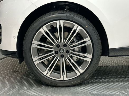 Certified 2025 Land Rover Range Rover SE image 3