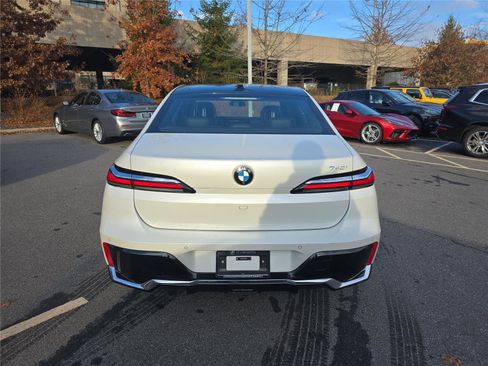 Used 2024 BMW 740i image 4