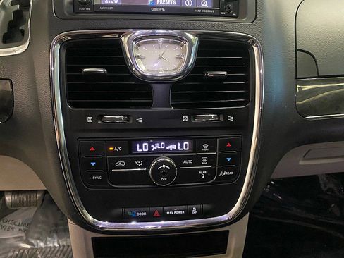 Used 2015 Chrysler Town & Country Touring-L image 21