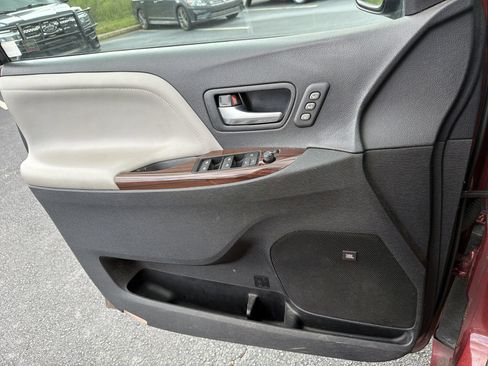 Used 2015 Toyota Sienna Limited FWD image 11