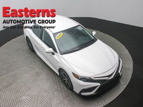 Used 2024 Toyota Camry SE image 3