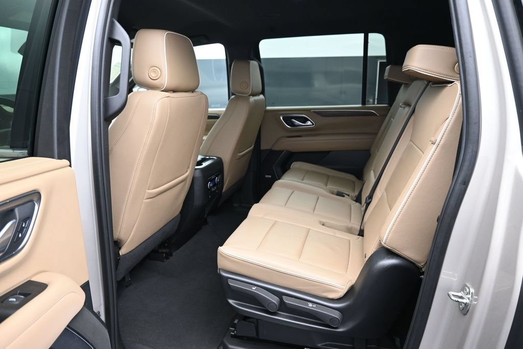 Used 2024 Chevrolet Suburban Premier RWD image 17
