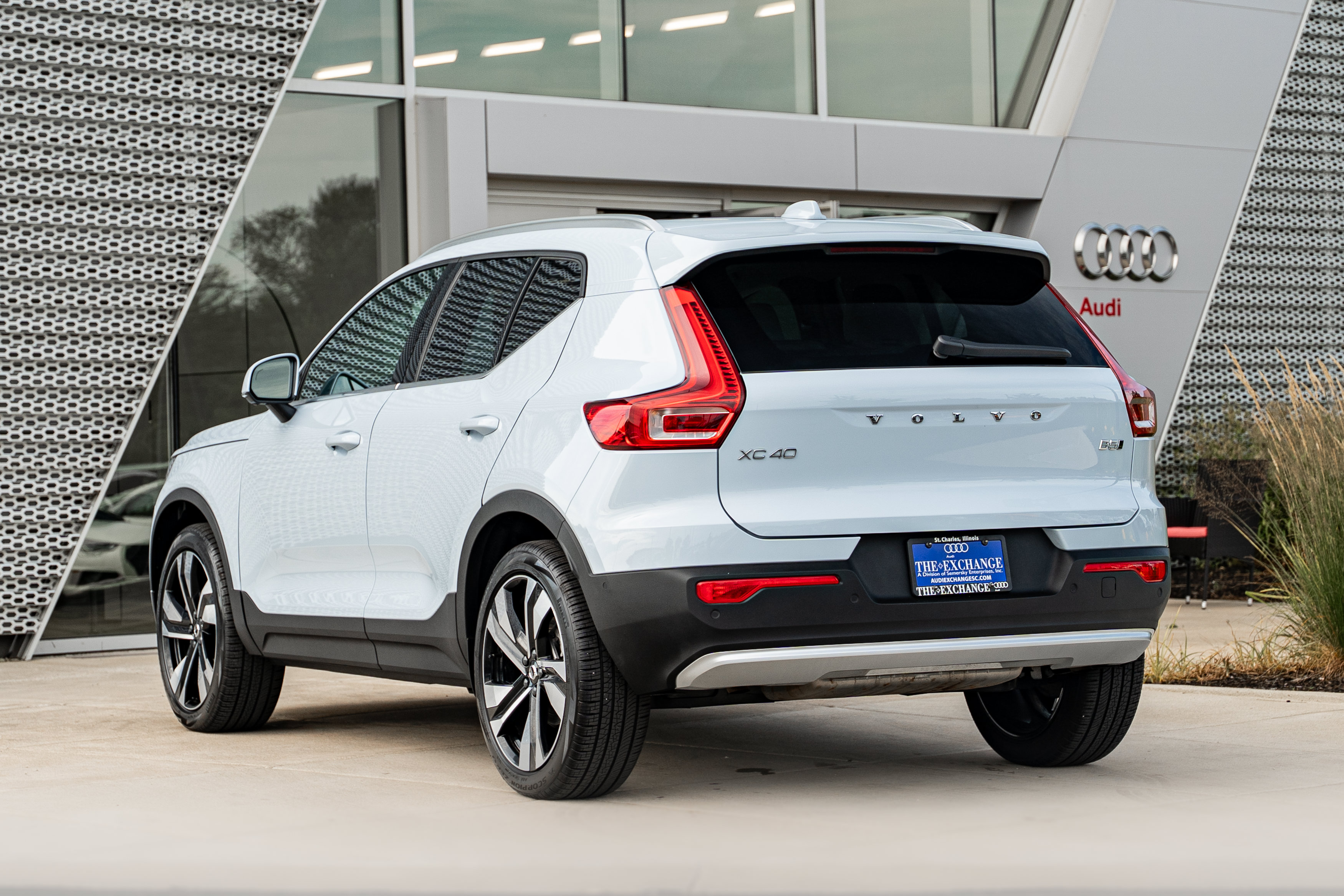 Used 2024 Volvo XC40 B5 Plus w/ Protection Package Premier AWD/4WD image 5